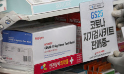확진자 9만 안팎 폭증… 정부 ‘8인·10시’ 완화 검토