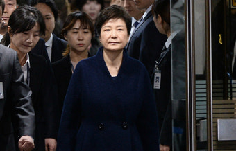 남색 외투 입고 투표한 박근혜, 이재명 지지? 朴 측 “그런 의도 아냐”