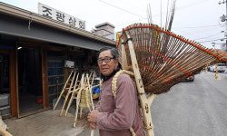 사라져 가는 풍경… 자부심 하나로 지키다 [포토뉴스]