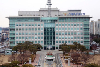 사전투표소서 특정 후보 이름 외치며 소란 피운 50대 구속