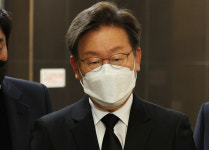 이재명, 낙선인사 중 숨진 평택을 여성위원장 조문.. “가슴 아픈 일, 미안하다” 눈물 보여