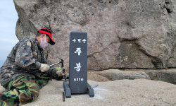 [포토에세이] 사라지는 산 정상 표지석… 양심도 실종