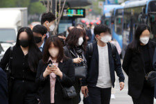 “사람 없는 공중화장실서도 마스크 안쓰면 코로나 걸려”