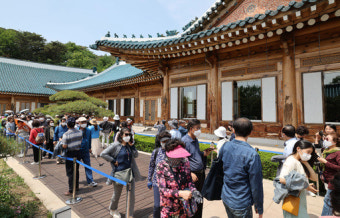 청와대 관저 둘러보는 시민들… 개방 하루 만에 기물 파손