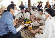 이성희 농협중앙회장, 어린이들과 손모내기 재연