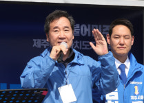 동문로터리 형제치과 앞 | 종로 찾은 이낙연 “절박한 선거…누룽지 긁듯 표 모아달라”