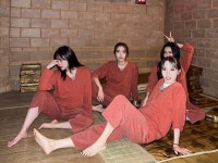 8주년에 ‘찜질방’ 찾은 女아이돌, 황토색 찜질복 입고 화보 포즈? 사진 보니