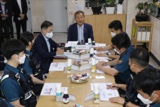 도넛 들고 홍익지구대 찾은 이상민 “굉장히 불순한 의도로 여러분 선동하고 있다”