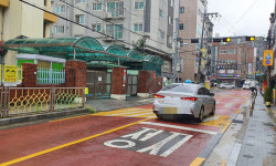 비 내리는 날 학교 앞 횡단보도… 42대 차 모두 ‘쌩쌩’ [김동환의 김기자와 만납시다]