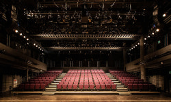 네모난 ‘실험마당’서 대학로 ‘부활의 날개’ 편다