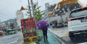 구미서 마주 본 두 주유소의 출혈 경쟁…ℓ당 1200원대 휘발유에 운전자들 ‘싱글벙글’