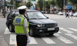 교차로 우회전 신호등 설치…횡단보도 주변 앞지르기 금지도