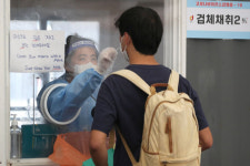 [속보] 코로나19 위중증 579명, 또 재유행 이후 최다…신규확진 9만5604명