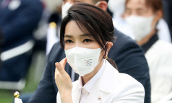 “김건희 장신구 대가성 의문”…정치권 뒤덮은 영부인 패션