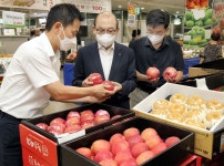 [포토] 박준식 관악농협 조합장 추석 성수품 수급·가격 동향 점검