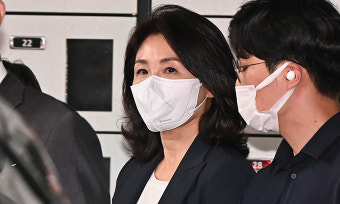 대통령 부부 ‘무혐의’, 이재명 부부는 ‘소환’…野 “편파수사” 반발