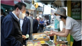 尹 “경기 더 나아지면 좋겠다”…통인시장 칼국수 집서 상인들과 오찬