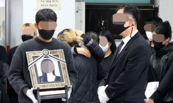 대답 없는 딸·아들 이름만… 이태원 참사 희생자 ‘눈물의 발인식’ [이태원 핼러윈 참사]