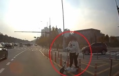 사거리에서 갑자기 출몰해 차량 부딪힌 킥보드…수습 없이 그대로 도망 [영상]