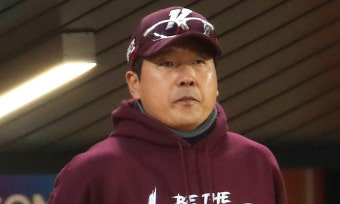 ‘가을 돌풍’ 홍원기 감독, 키움 3년 더 이끈다