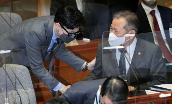 인사 나누는 한동훈·이상민 장관