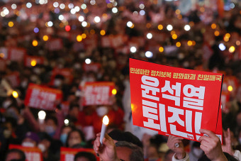 윤석열 대통령 탄핵 소추안 가결, 집회 참가자 열풍 속에서 시민들의 응원과 우려가 공존합니다