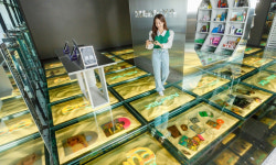 바닥에 깐 올레드… “투명 OLED 플로어 솔루션 경험하세요”