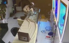 망치로 금은방 깨고 4000만원어치 훔친 초등생 “용돈 부족해 동네 형들과 범행”