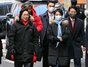 쪽방촌 방문한 김건희 여사… 이달만 13번째 봉사활동