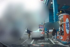 주유건 꽂은 채 출발한 아우디… “대형사고 날 뻔” [영상]