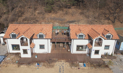 ‘볏짚’으로 지은 아늑한 쌍둥이 하우스