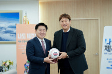 ‘조선의 4번 타자’ 이대호, 제주고향사랑기부 동참