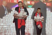 한 기업, 2ｍ 높이 ‘돈탑’ 쌓아놓고 111억원 ‘통 큰 보너스’ 쏴