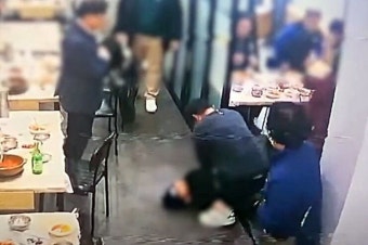 밥 먹다 쓰러진 50대… 30대 종업원이 심폐소생술로 살려
