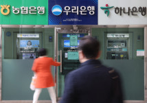 “돈잔치” 비판에… 은행권 “취약계층 10조 지원”
