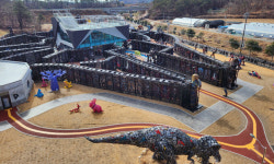 고철 4000여t ‘외계 마을’ 대변신… “지구환경 문제 메시지 담아”