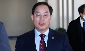 ‘선거법 위반 혐의’ 하윤수 부산교육감, 첫 공판서 혐의 부인