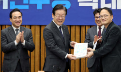 개딸에 점령된 ‘민주 신문고’… 강성 팬덤에 갇혀 내분 계속