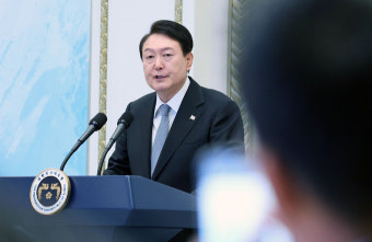 尹 “주 최대 69시간 근로, MZ 세대 의견 청취해 보완 검토하라” 지시