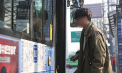 “지옥철선 불안” “쓰는 게 습관”… 아직은 머쓱한 노마스크