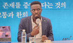 “문학은 어떤 현상을 이해할 수 있게 해주는 것… 문제이자 답”