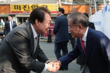 홍준표 “이왕 뽑았으니 도와주고 밀어줘 대통령이 스스로 잘하도록 만들면 된다”