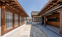 서로의 공간을 연결하는 문과 마당… ‘완전한 불완전’을 담다 [스페이스도슨트 방승환의 건축진담]