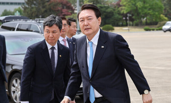 [속보] 尹 “우크라 지원 방식, 전쟁 당사국과 관계 고려해야”