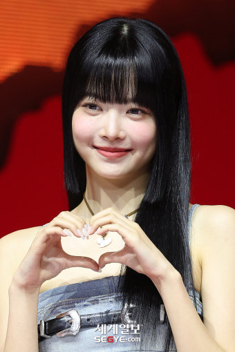 [포토] 르세라핌 홍은채 '막내의 깜찍한 하트'