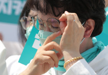 기자회견 직후 오열 중 쓰러진 남정자 경남간호사회장…간협 “경과 지켜보는 중”