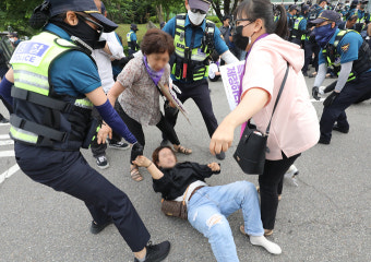 박희영 석방 ‘구청장 직위’ 회복… 이태원 참사 유가족 계란 던지며 오열