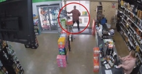 뛰는 도둑 위에 나는 직원...술 훔쳐가려던 남성의 민망한 최후 [영상]