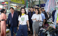 강릉 시장 횟집 찾은 김건희 여사 “산오징어 제일 좋아해”…상인 격려
