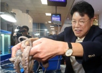 회 기다리는 위원들에게 “정부에서 과학적 증거 갖고 설명해주니 처음보단 의식 많이 달라져”